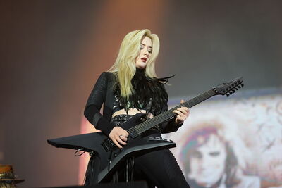 Anna Cara à la guitare avec Alice Cooper au Hellfest 2026 à Clisson.