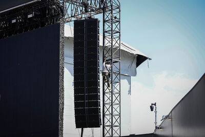 Le guitariste de Thornhill perché sur la structure de scène lors du Hellfest 2026 à Clisson.