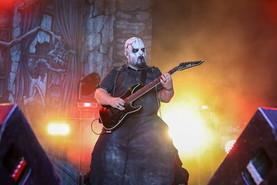 Le guitariste de Carach Angren au Hellfest 2026 à Clisson.