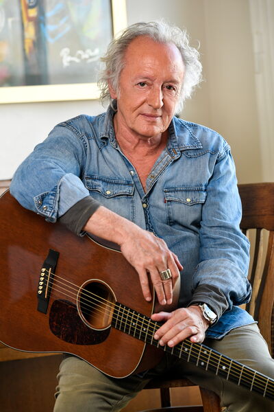 Portrait de Didier Barbelivien chez lui à Paris en 2019, pour l'affiche de son concert à l'Olympia.