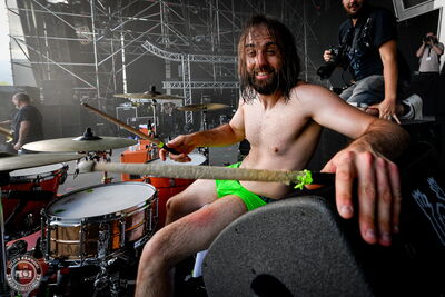 Le batteur d'Ugly Kid Joe photographié sur scène au festival Musilac en 2019.