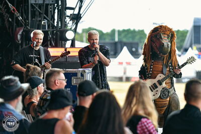 Riffi Raffi, guitarist of Heavysaurus, performing the wedding march on the mainstage at Wacken Open Air 2026.