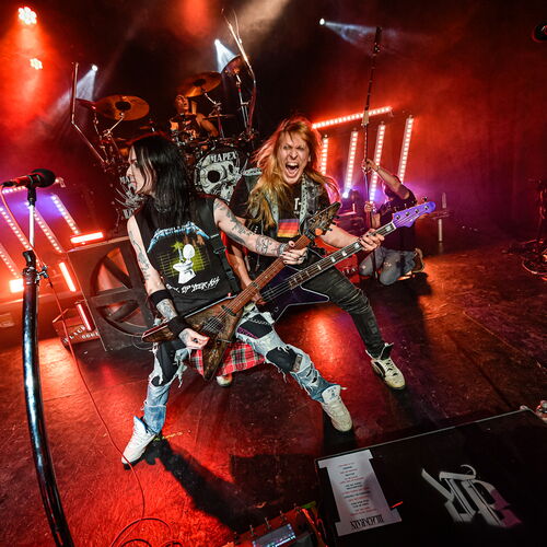 Swan et Matt, chanteur guitariste et bassiste de BlackRain, en concert au NED de Montreux