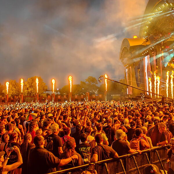 Flammes et effets de scène lors du concert de Papa Roach au Hellfest 2026.