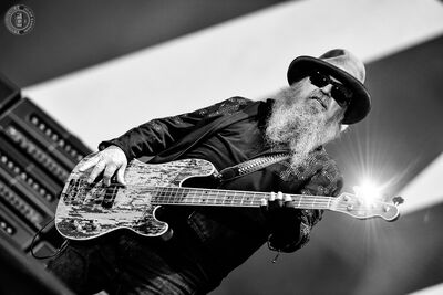 Dusty Hill (ZZ Top) à la basse, portrait en noir et blanc lors du Hellfest 2019