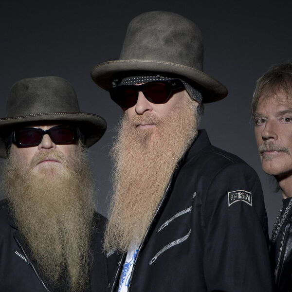 Le trio ZZ Top : Billy Gibbons et Dusty Hill avec leurs barbes emblématiques, aux côtés de Frank Beard, seul membre du groupe sans barbe