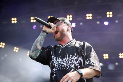 Le chanteur de We Came As Romans lors de sa prestation au Hellfest 2026.