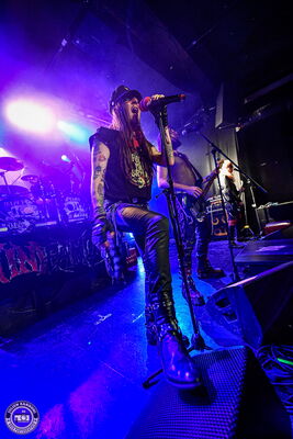 Le chanteur d’Anonymous Bastards sur scène lors du concert au NED de Montreux