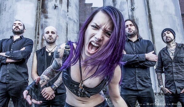 Chanteuse metal du groupe Aember