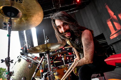 Frank, ancien batteur de Blackrain, photographié depuis la scène au Hellfest en 2019.