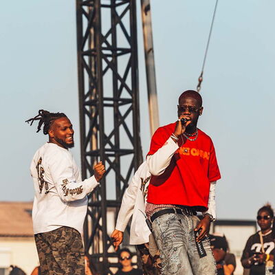Franglish avec son danseur pendant son concert au Delta
