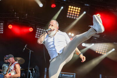 Le chanteur de Shelter lors de sa prestation au Hellfest 2026 à Clisson.
