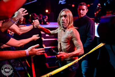 Iggy Pop descendu dans la fosse pour serrer les mains du public au Montreux Jazz Festival en 2018.