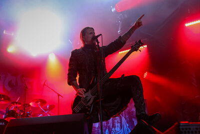Spiros Antoniou, chanteur et bassiste de Septicflesh, en concert au Hellfest 2026 à Clisson.