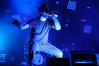 Dimitri Minakakis au chant avec The Dillinger Escape Plan au Hellfest 2026 à Clisson.