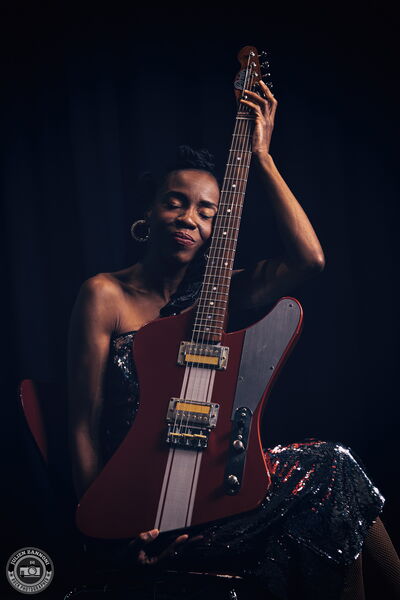 Portrait de Teneia Sanders en studio en 2025.