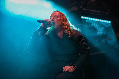 Michael Stanne, chanteur de The Halo Effect, en concert au Hellfest 2026.
