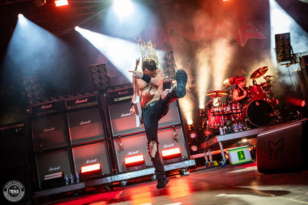 Joel O'Keeffe, énergie brute sur scène avec Airbourne à Guitare en Scène 2026 à Saint-Julien-en-Genevois.