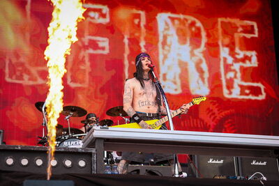 Le chanteur de BlackRain lors de sa prestation au Hellfest 2026.
