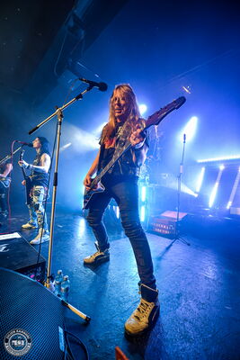 Matt, bassiste de BlackRain, pendant le concert au NED à Montreux