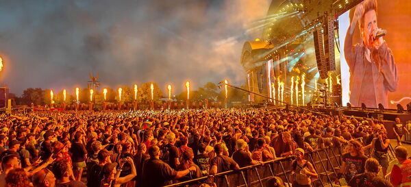 Flammes et effets de scène lors du concert de Papa Roach au Hellfest 2026.