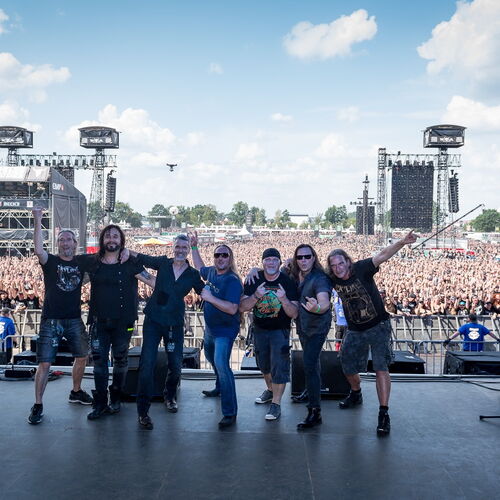 Skyline - The Wacken Band sur scène au Wacken Open Air en 2019, avec le public en arrière-plan.