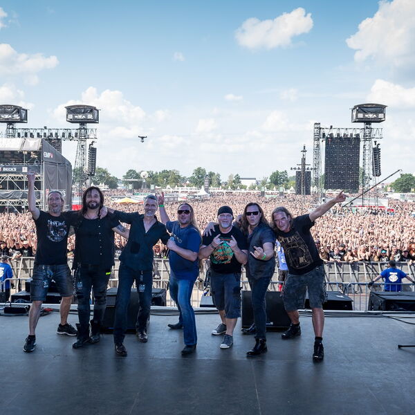 Skyline - The Wacken Band sur scène au Wacken Open Air en 2019, avec le public en arrière-plan.