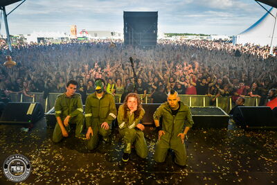 Ultra Vomit sur scène à la fin de leur concert au Download Festival Paris en 2018, avec la foule en arrière-plan.