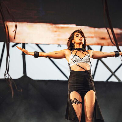 Bianca Costa qui salue son public pendant son concert