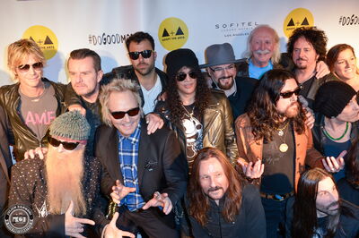 Photo de groupe de la soirée Adopt The Arts honorant Billy Gibbons et Butch Trucks, avec notamment Slash, Duff McKagan, Matt Sorum, Steve Lukather et Franky Perez