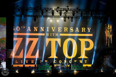 Écran géant annonçant "50th Anniversary with ZZ Top Live in Concert" sur la scène du Hellfest 2019