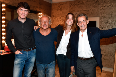 Didier Barbelivien avec Nicolas Sarkozy et Carla Bruni en backstage à l'Olympia en 2019.