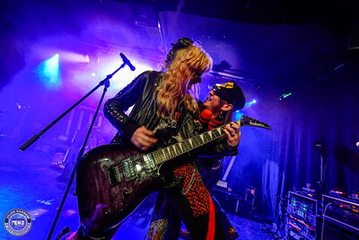 Le guitariste et le chanteur d’Anonymous Bastards sur scène lors du concert au NED de Montreux