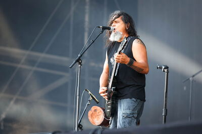 Uravena, originaire de Tahiti, en pleine prestation au Hellfest 2026 à Clisson.
