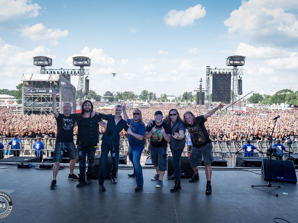 Skyline - The Wacken Band sur scène au Wacken Open Air en 2019, avec le public en arrière-plan.