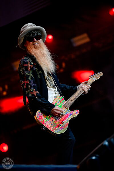 Billy Gibbons (ZZ Top) à la guitare sur scène, lors de la tournée du 50e anniversaire au Hellfest 2019