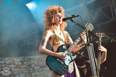 Riley Pinkerton, the Rat Queen, singing on stage at Wacken Open Air 2026