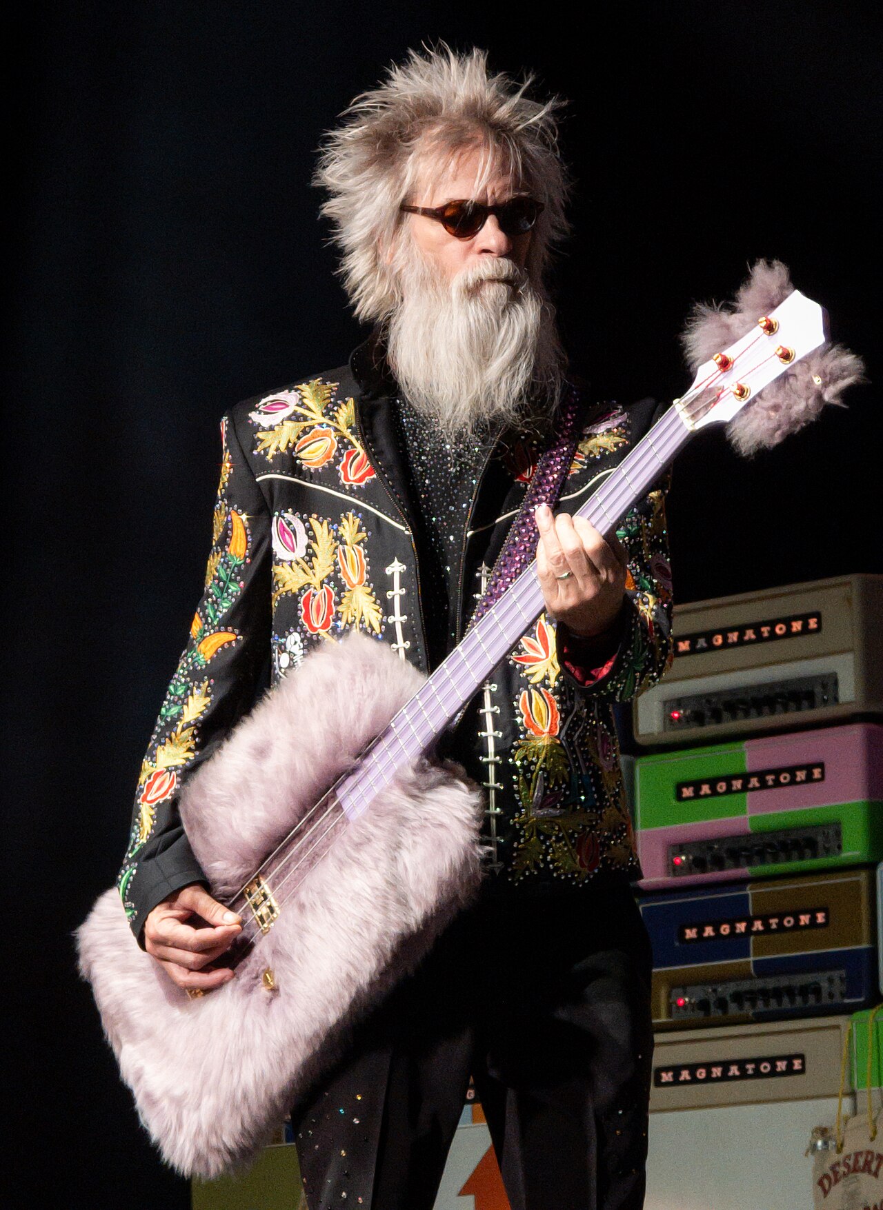 1280px-ZZ_Top_performing_at_Caesars_Windsor,_2025-06-18_12.jpg.jpg