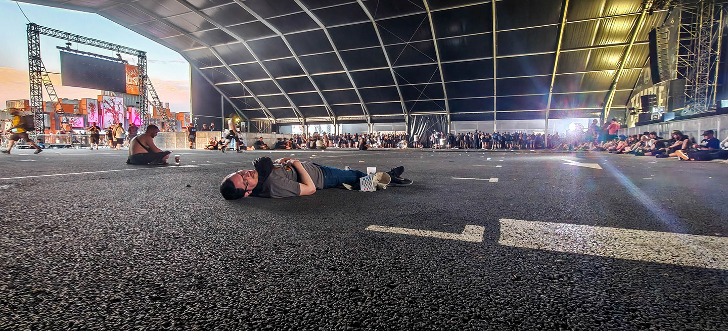 Chaleur sous un chapiteau au Hellfest 2026 à Clisson.