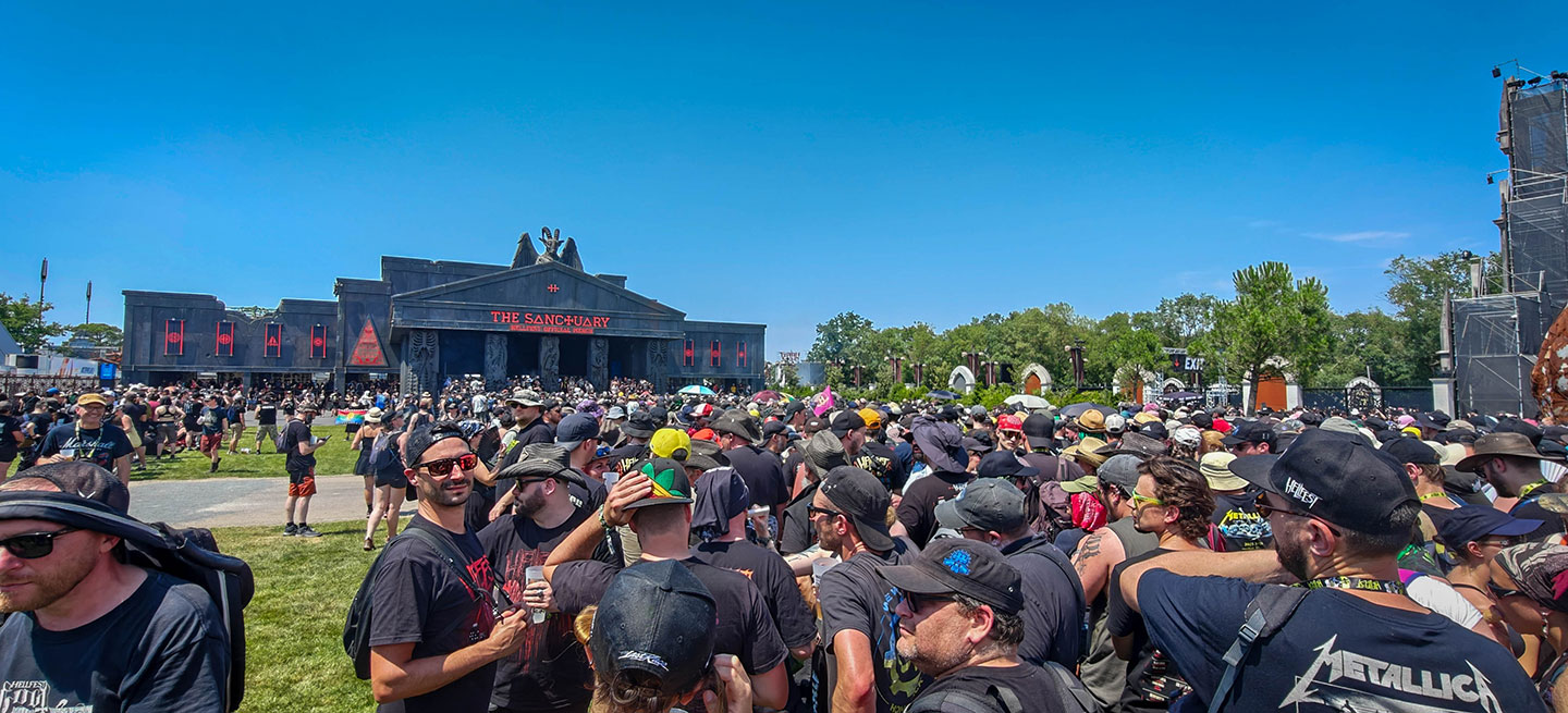 Festivaliers sous le soleil et la chaleur au Hellfest 2026 à Clisson.